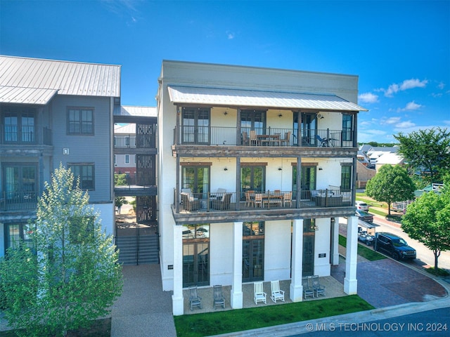 view of front of property featuring a balcony