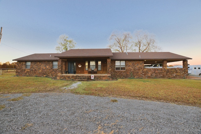 single story home with a lawn