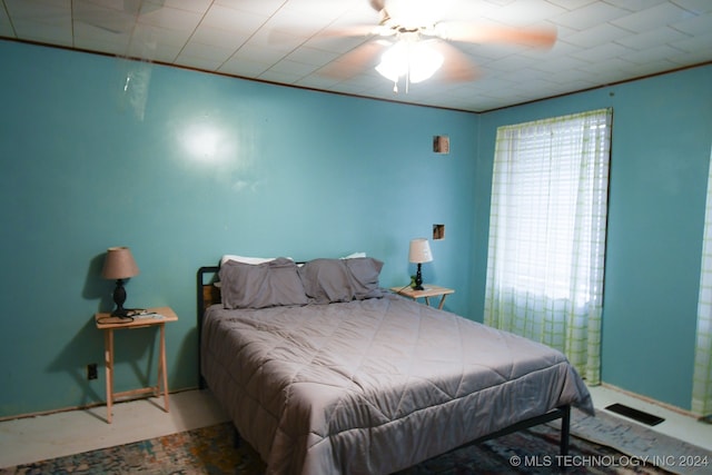 bedroom with ceiling fan