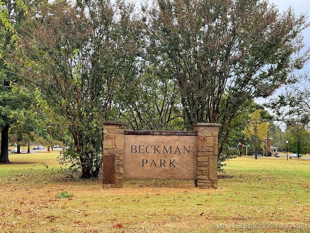 community / neighborhood sign featuring a yard