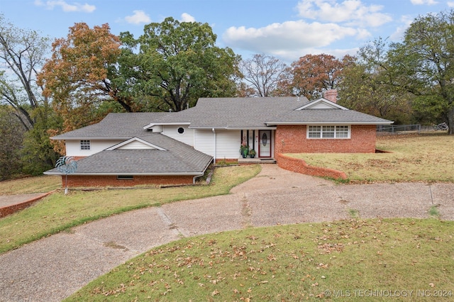 view of front of house featuring a front lawn