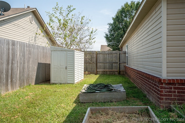 view of yard featuring a storage shed