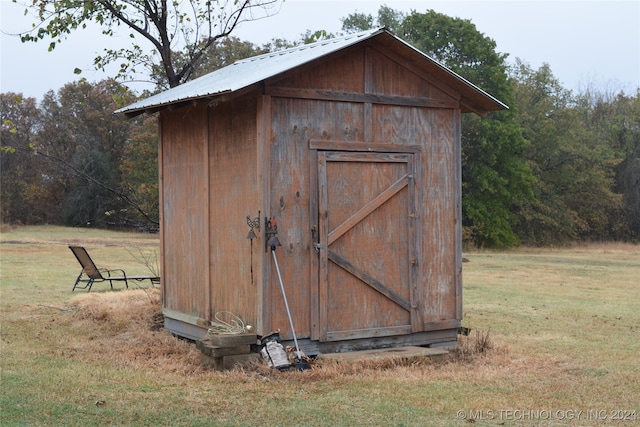 view of outdoor structure featuring a yard