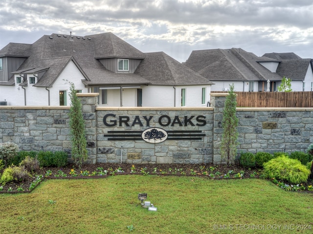 community sign featuring a yard