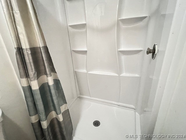 bathroom featuring a shower with shower curtain