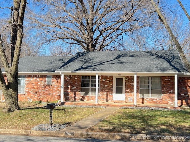 ranch-style home featuring a front lawn