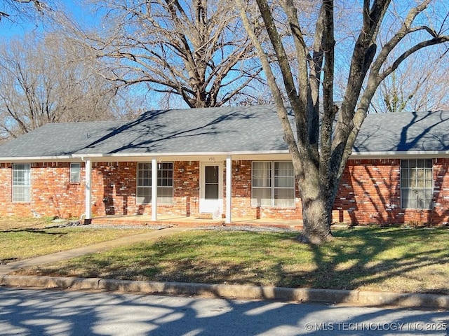 ranch-style home featuring a front lawn