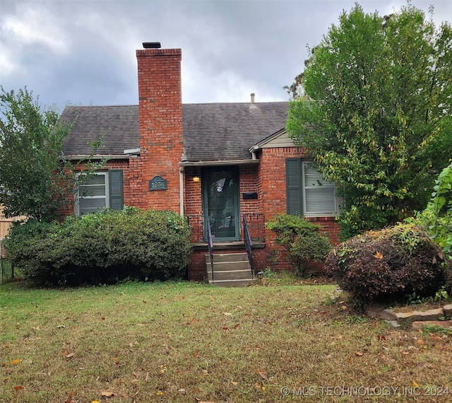 view of front of home featuring a front lawn