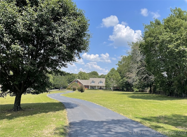 view of front of home featuring a front lawn