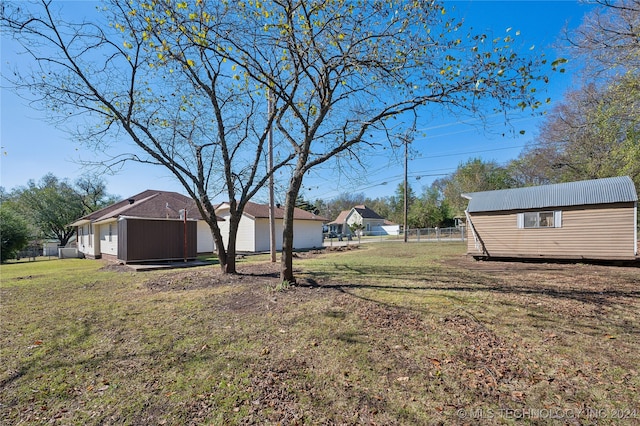 view of yard featuring an outdoor structure