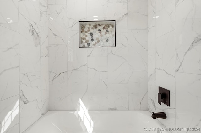 bathroom featuring tiled shower / bath combo