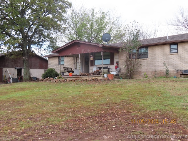 view of front of house featuring a front lawn