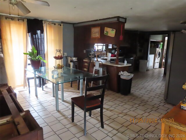 dining space featuring washing machine and dryer and ceiling fan