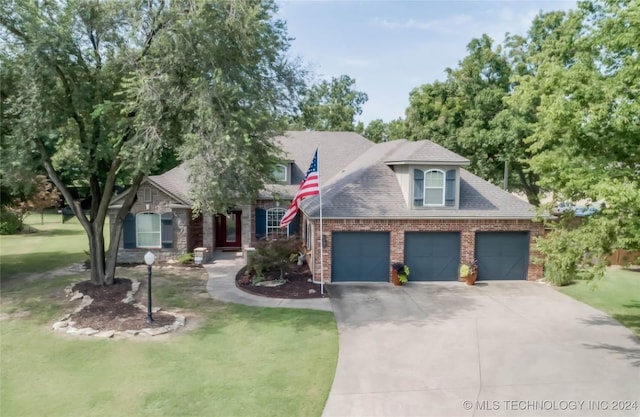 view of front of home featuring a front yard and a garage