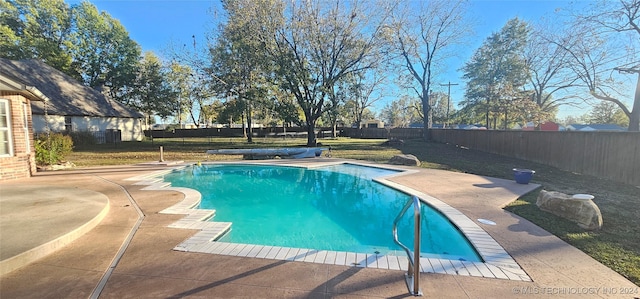 view of swimming pool featuring a patio