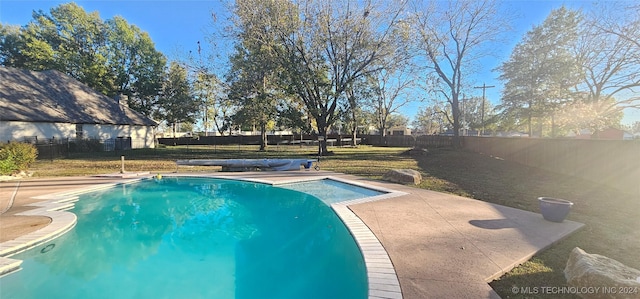 view of swimming pool with a patio and a lawn