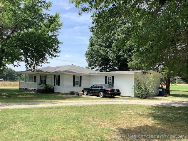 ranch-style house featuring a front lawn