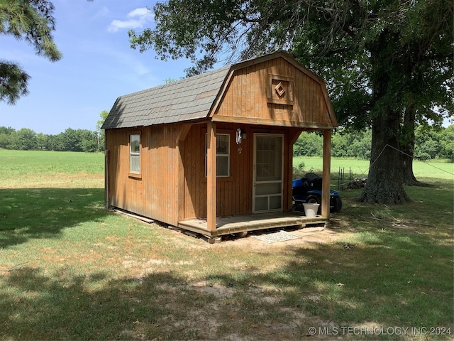 view of outdoor structure featuring a yard