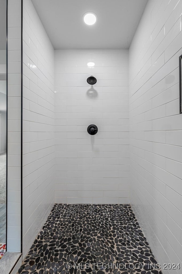 interior details with a tile shower