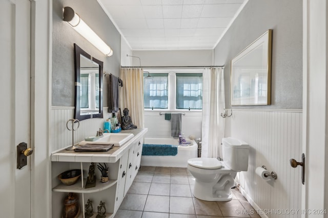 full bathroom featuring shower / bath combo with shower curtain, toilet, tile patterned floors, sink, and crown molding