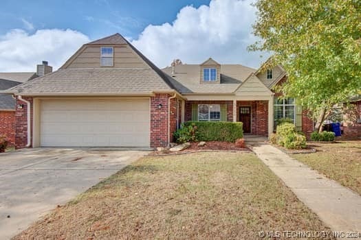 3706 N Ironwood Pl, Broken Arrow, OK 74012 - view of front facade with a garage