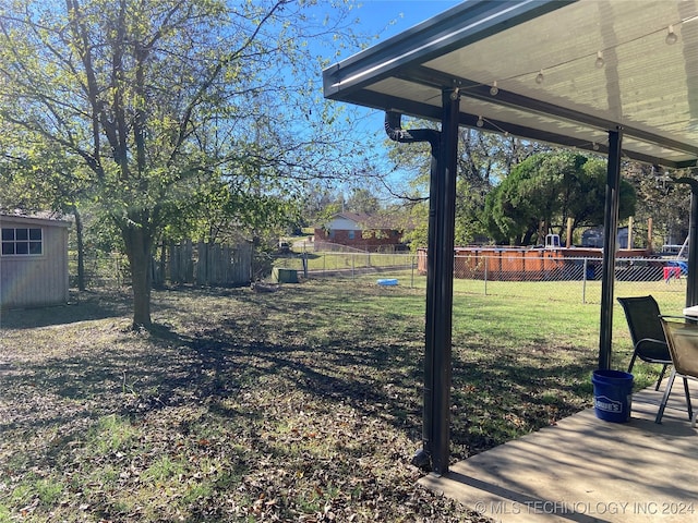 view of yard featuring a storage shed