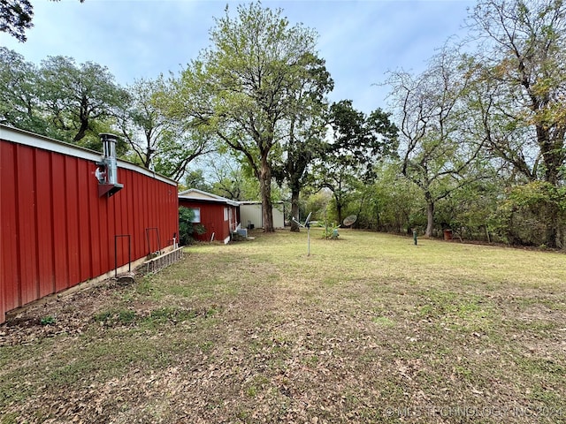 view of yard with an outdoor structure