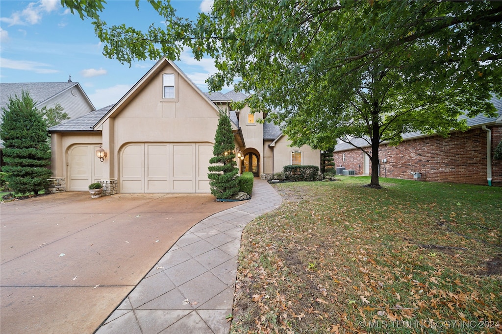 view of front facade with a garage and a front yard