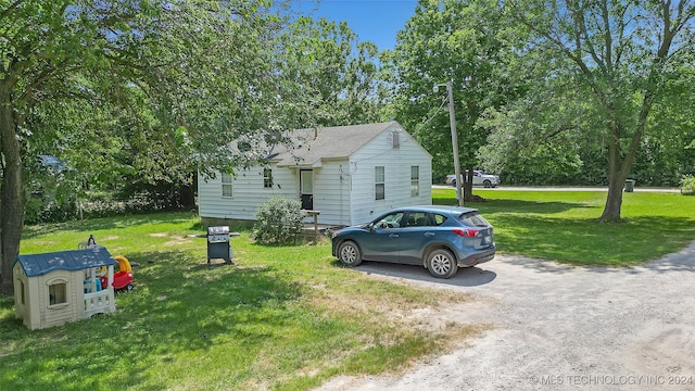 view of front of home featuring a front yard