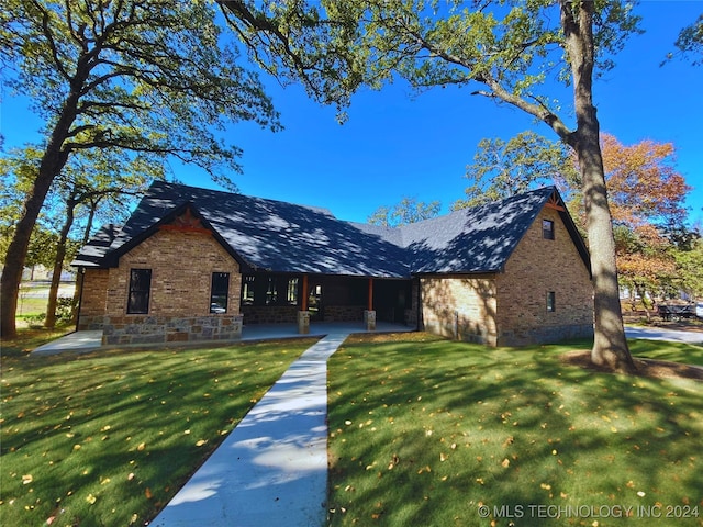 view of front of home featuring a front lawn