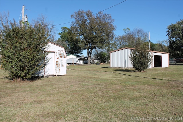 view of yard featuring a storage unit