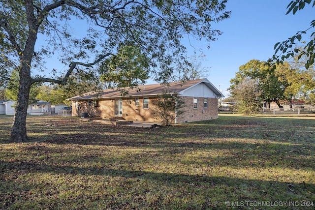 exterior space featuring a yard