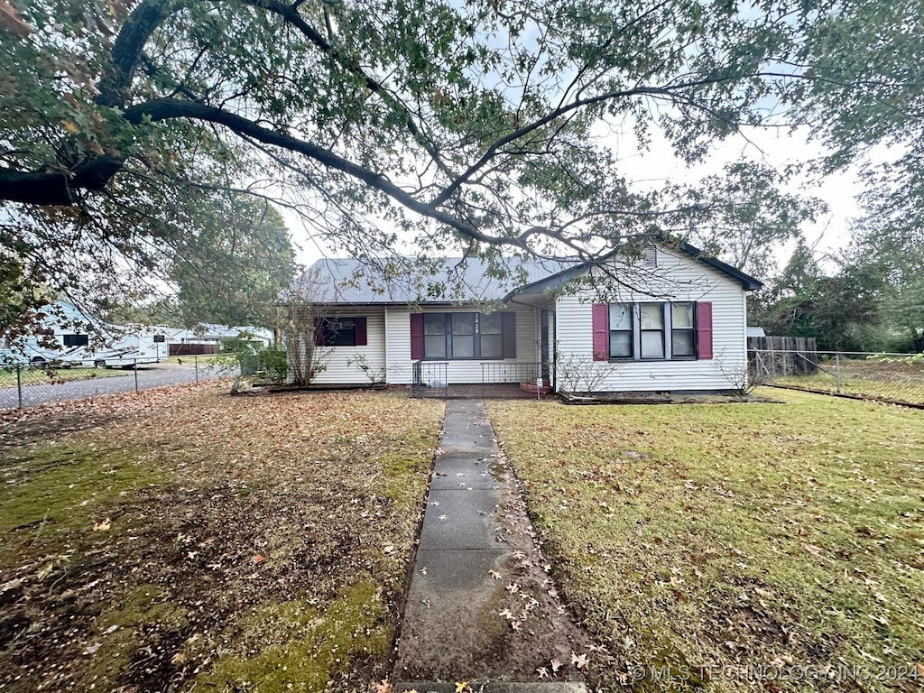 single story home with a front lawn