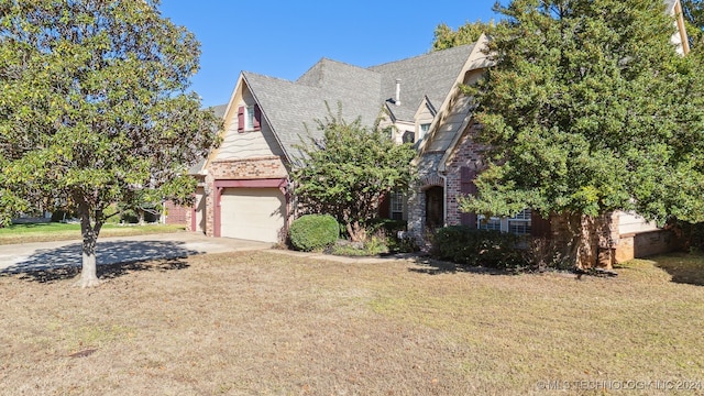 view of front facade featuring a front lawn and a garage