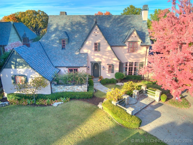 view of front of home featuring a front lawn