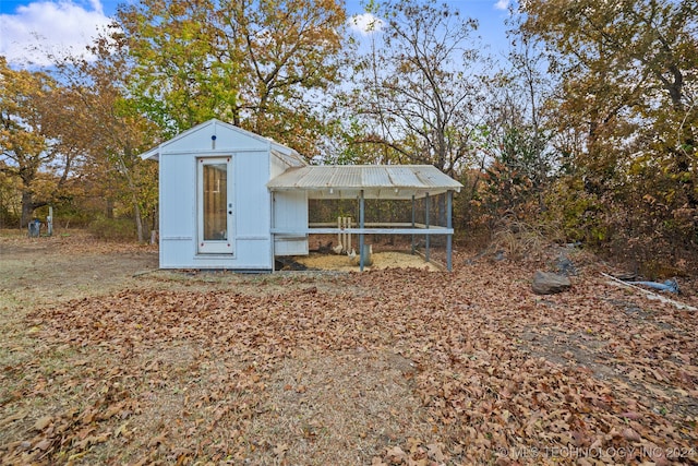 view of yard with an outdoor structure