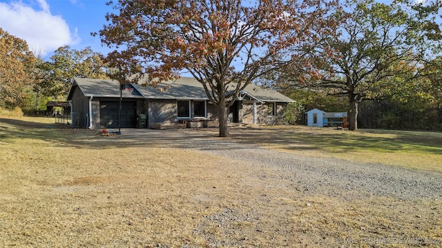 view of front facade featuring a shed and a front yard