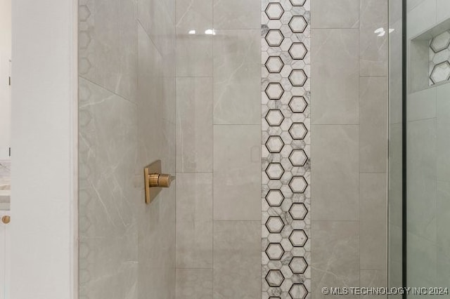 bathroom featuring tiled shower