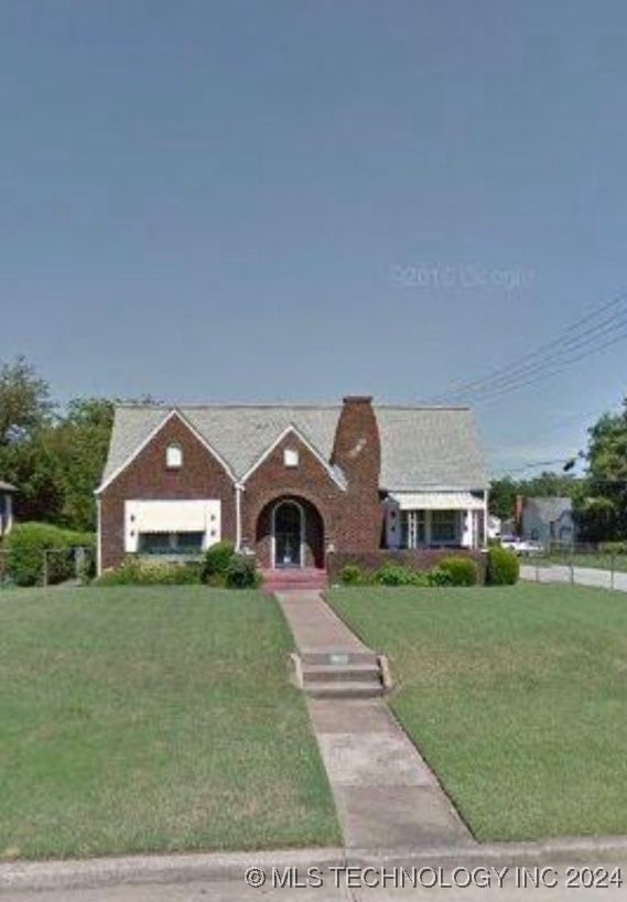 view of front of home featuring a front yard