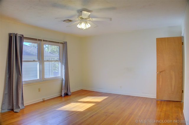 spare room with ornamental molding, light wood-type flooring, and ceiling fan