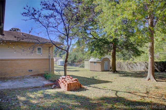 view of yard featuring a storage shed