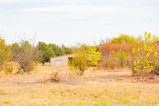 view of yard featuring an outbuilding