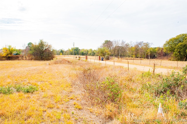 view of yard featuring a rural view