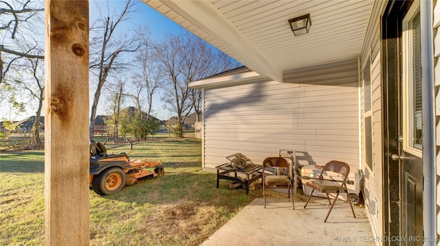 view of yard featuring a patio area