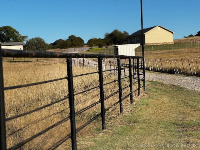 view of yard featuring a rural view