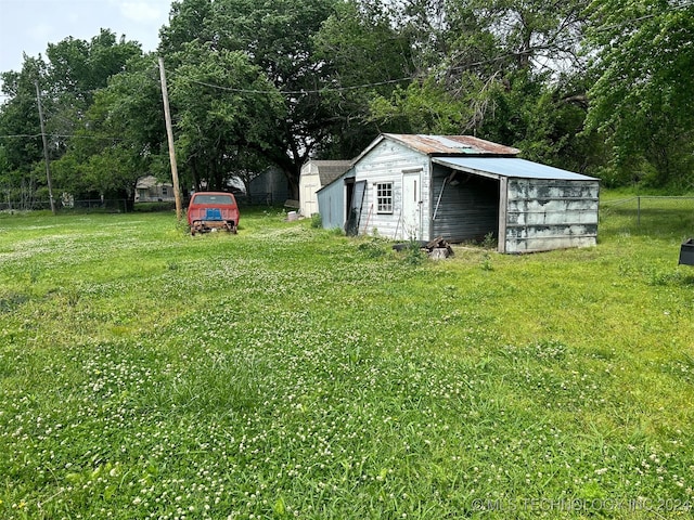 view of yard featuring an outdoor structure