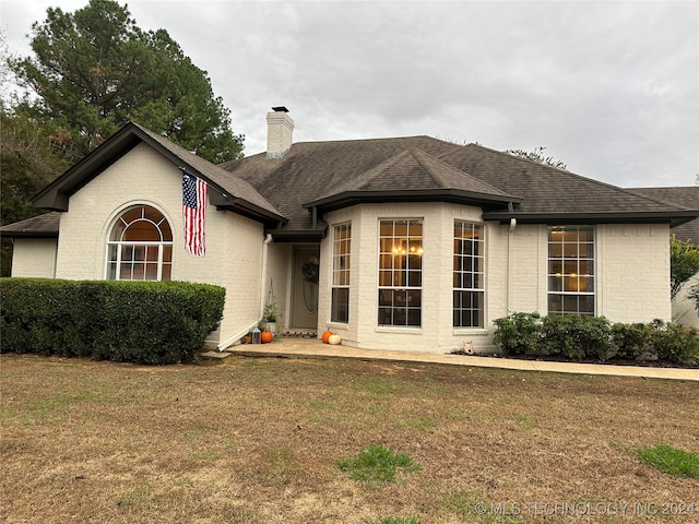 view of front of property featuring a front lawn