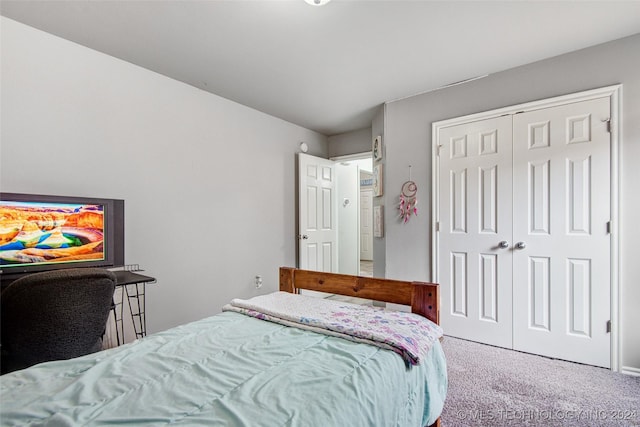 bedroom featuring carpet flooring and a closet