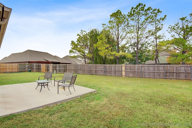 view of yard featuring a patio