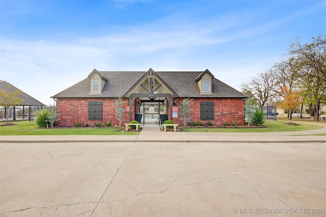 view of front facade with a front yard